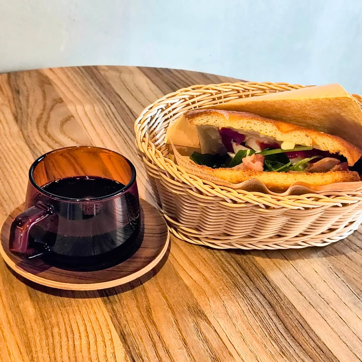 当店の特製フォカッチャサンドが、皆様のランチタイムを鮮やかに